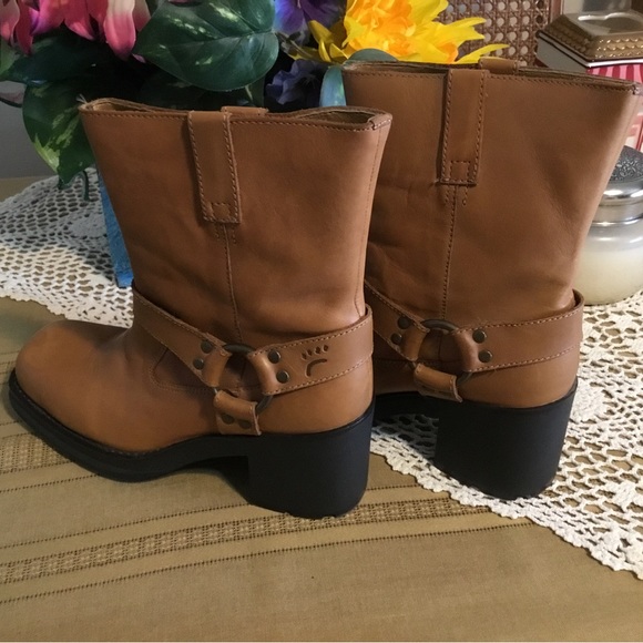 BARE TRAPS MOTO TAN LEATHER BOOTS/ NWOT/SIZE 7.5/ 1/2” FRONT WEDGE/3” HEEL - Picture 5 of 5